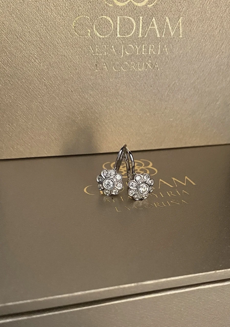 BABY MARGARITA 18K white gold earrings diamond rosette.