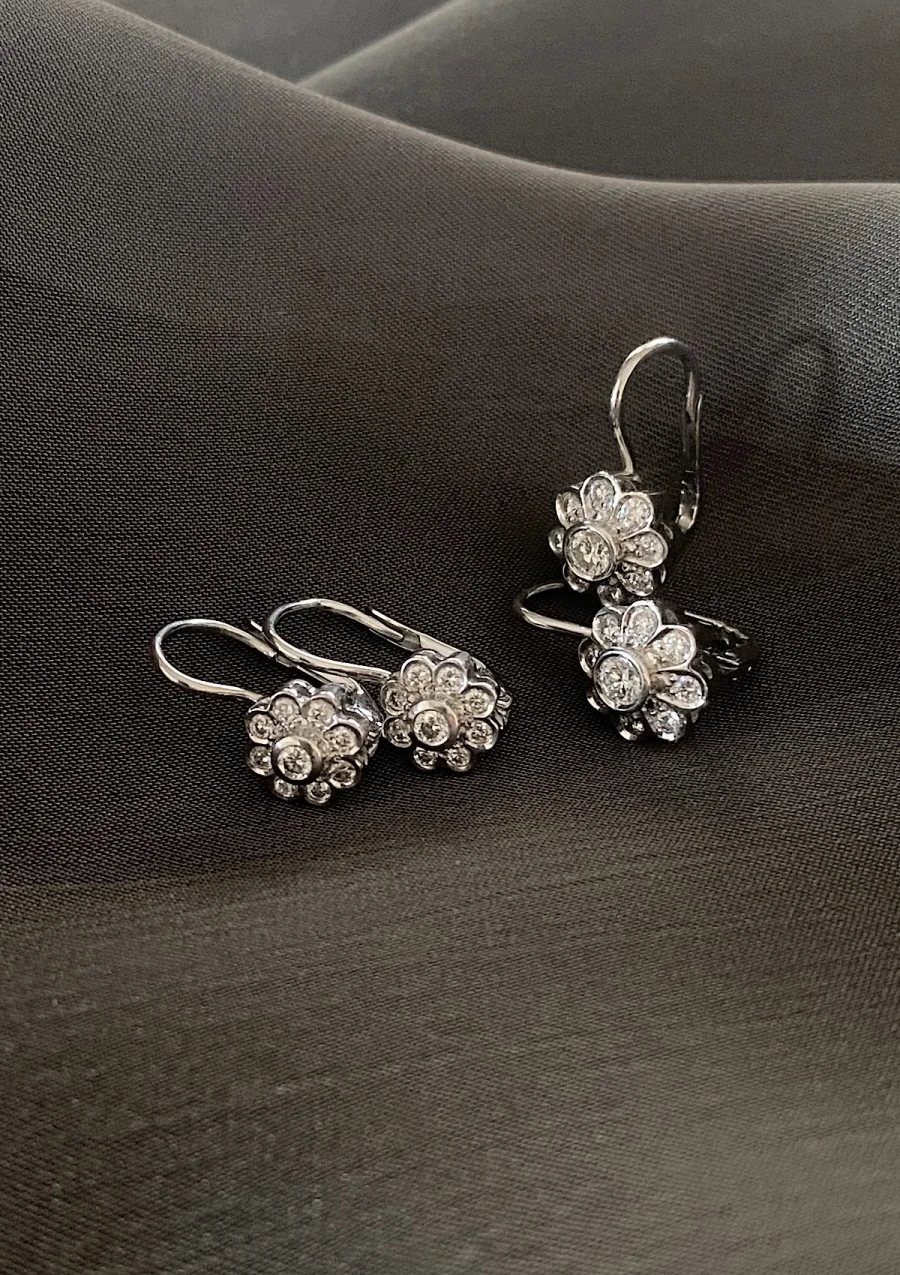 Pendientes MARGARITA BABY en oro blanco de 18K y roseta de diamantes|Pendientes de Diamantes|Godiam Alta Joyería