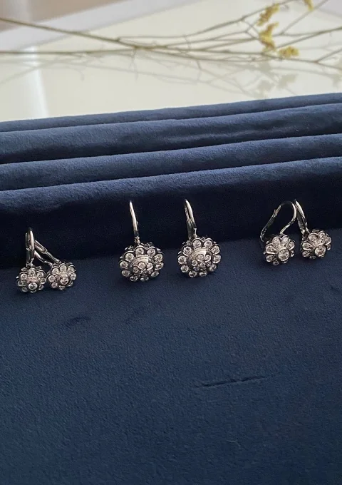 Pendientes MARGARITA BABY en oro blanco de 18K y roseta de diamantes|Pendientes de Diamantes|Godiam Alta Joyería