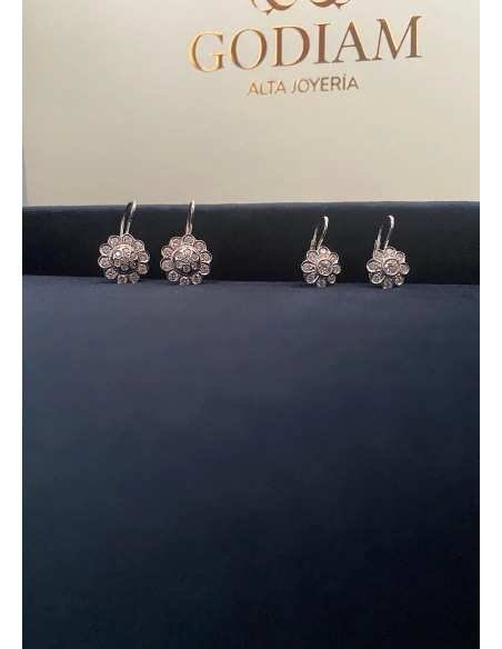 Pendientes MARGARITA MIDI en oro blanco de 18K y diamantes|Pendientes de Diamantes|Godiam Alta Joyería