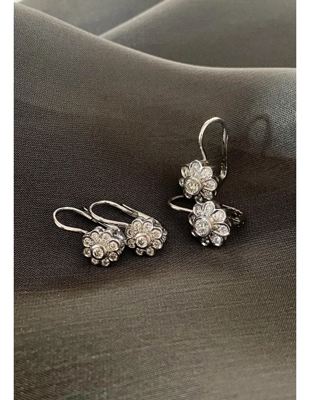 Brincos MARGARITA MIDI ouro branco 18K e rosetas diamantes.