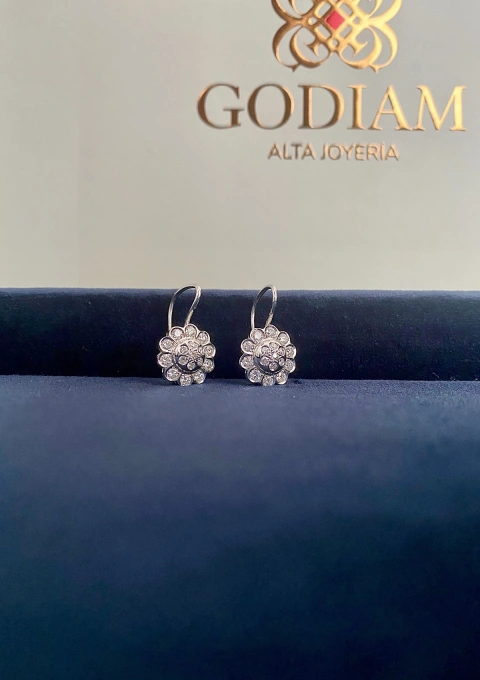 Pendientes MARGARITA GRANDE en oro blanco de 18K y roseta de diamantes|Pendientes de Diamantes|Godiam Alta Joyería