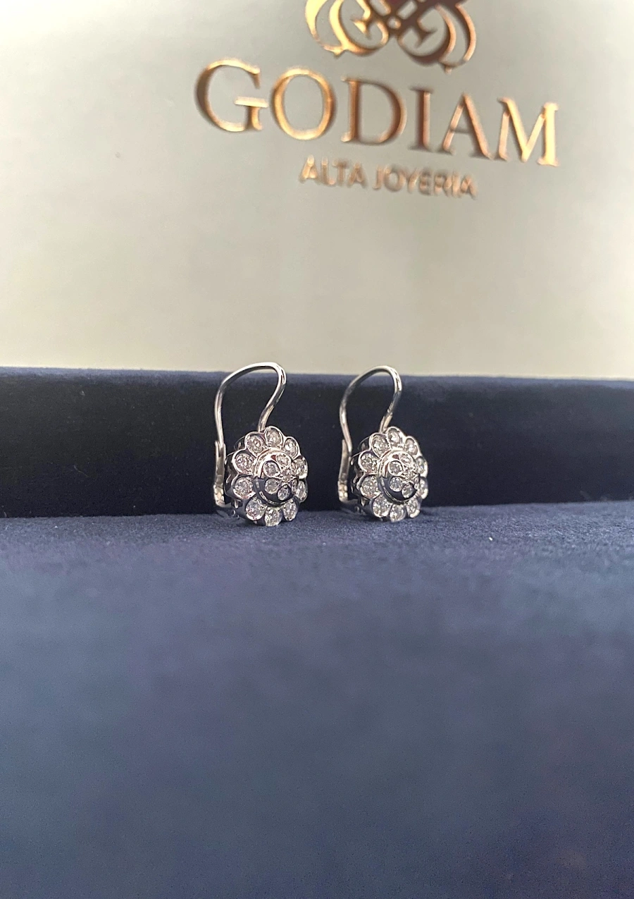 Pendientes MARGARITA GRANDE en oro blanco de 18K y roseta de diamantes|Pendientes de Diamantes|Godiam Alta Joyería