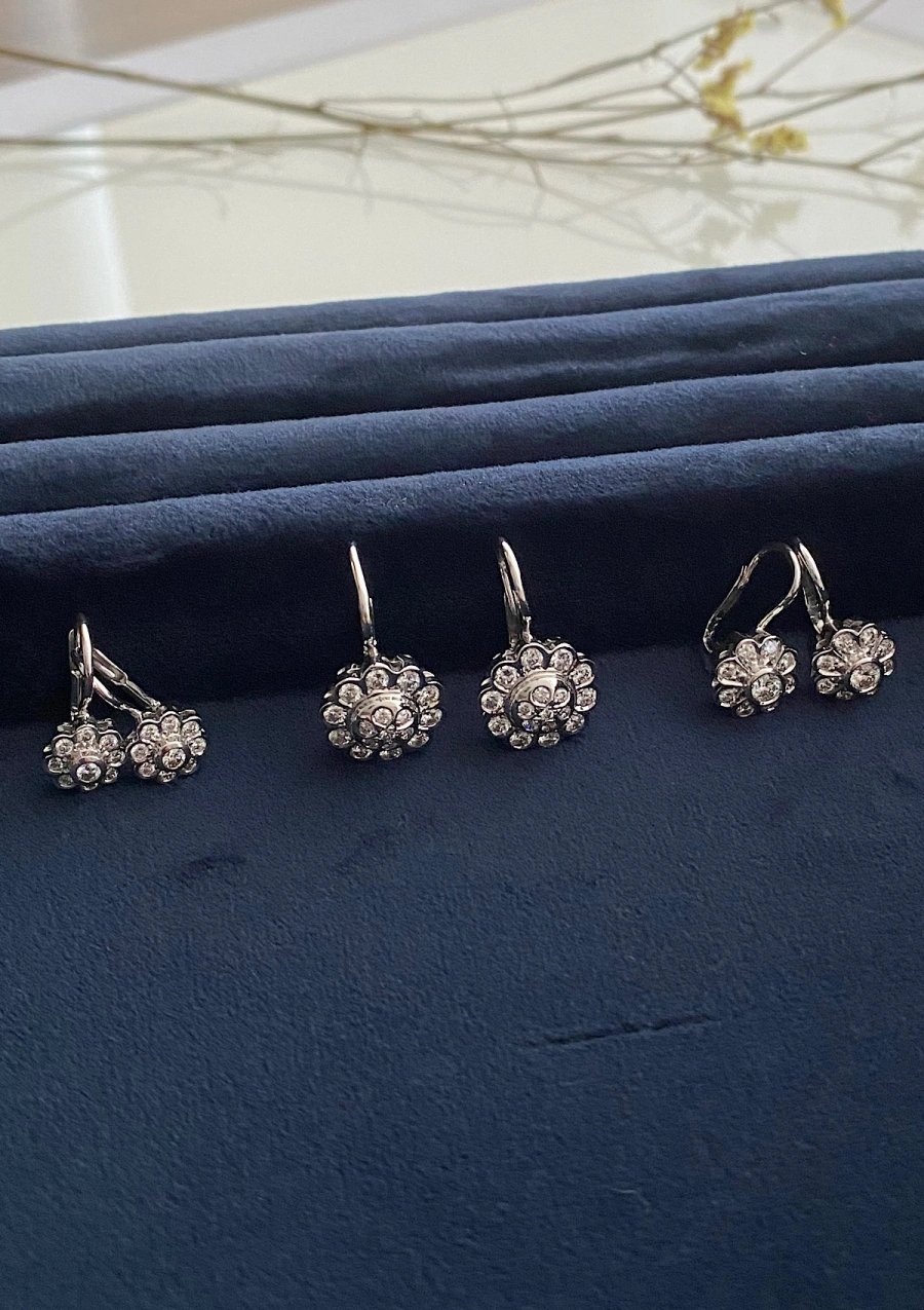 Pendientes MARGARITA GRANDE en oro blanco de 18K y roseta de diamantes|Pendientes de Diamantes|Godiam Alta Joyería