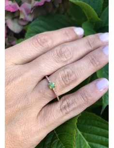 Anillo MARSEILLE en oro rosa y blanco de 18K con diamantes talla brillante y diamante central fancy Green 2