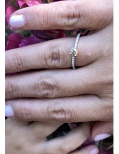 Anillo MARSEILLE en oro blanco & rosa de 18K con diamantes talla brillante coronado por un diamante Brown 2