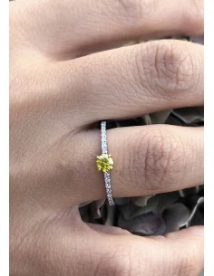 Anillo MARSEILLE en oro blanco y amarillo de 18K con diamantes talla brillante y diamante central fancy Yellow 2