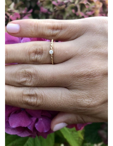 Anillo solitario TWISTY en oro amarillo de 18K y diamante|Anillos de Compromiso|Godiam Alta Joyería