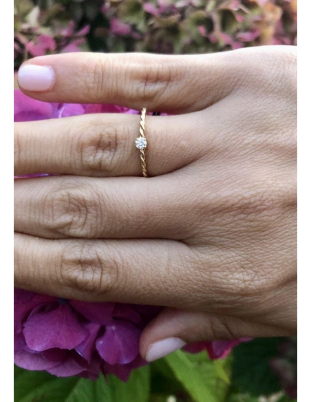 Anillo solitario TWISTY en oro amarillo de 18K y diamante|Anillos de Compromiso|Godiam Alta Joyería