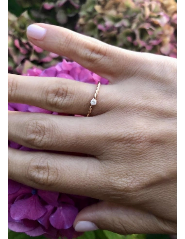 TWISTY 18K rose gold brilliant cut diamond solitaire ring.