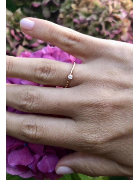 TWISTY 18K rose gold brilliant cut diamond solitaire ring.