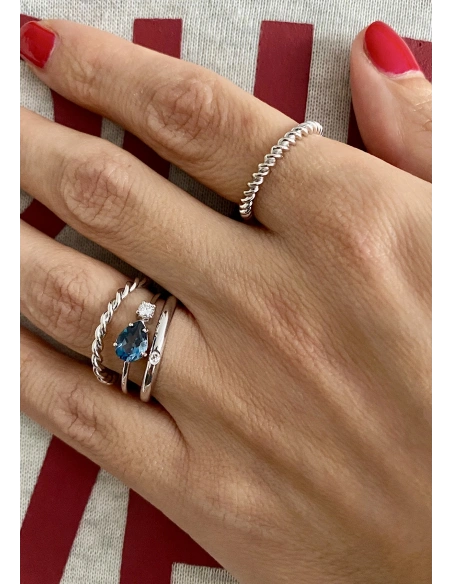 Bague MIRAVELLE en or blanc 18K avec diamant et topaze.