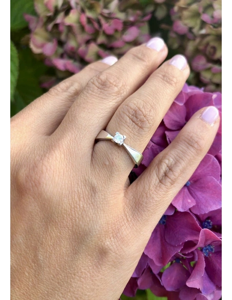 ITZÁ 18K white gold brilliant cut diamond solitaire ring.