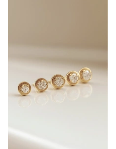 Pendientes dormilonas ZAHARA en oro amarillo de 18K y diamantes talla brillante 2