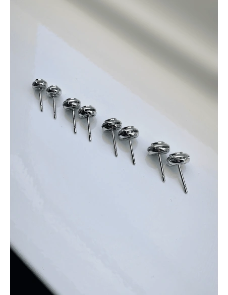 ROSARIO 18K white gold brilliant cut diamond stud earrings.