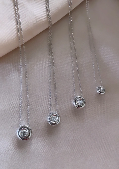 Pendentif MOON en or blanc 18 carats et diamant.