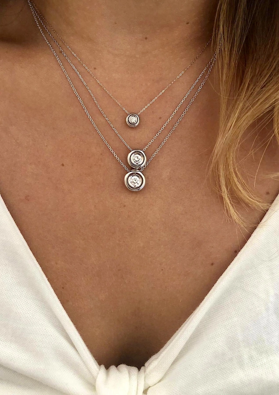 Pendentif MOON en or blanc 18 carats et diamant.