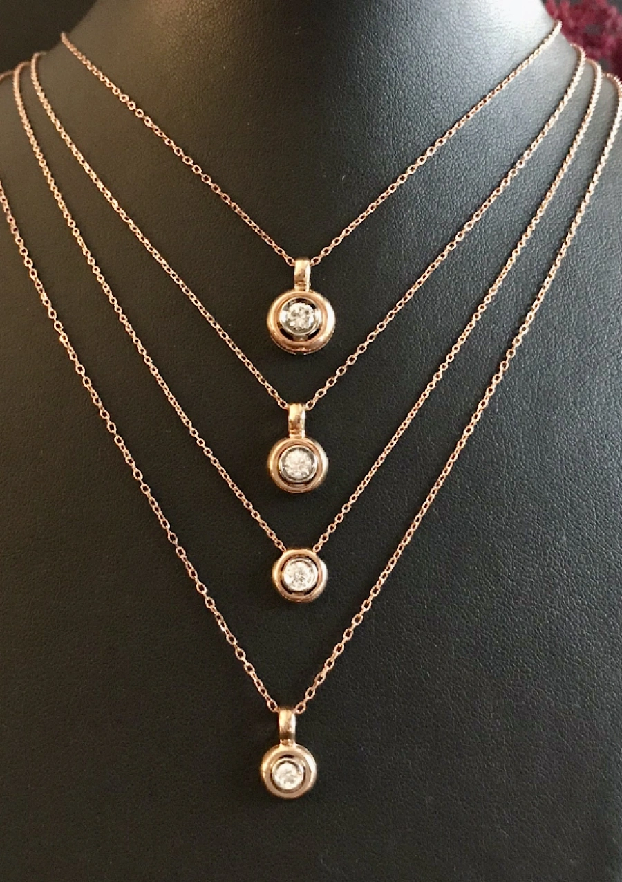 Pendentif MOON en or jaune 18 carats et diamant.