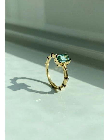 Anel MIRANDA em ouro amarelo 18K com diamantes e turmalina.