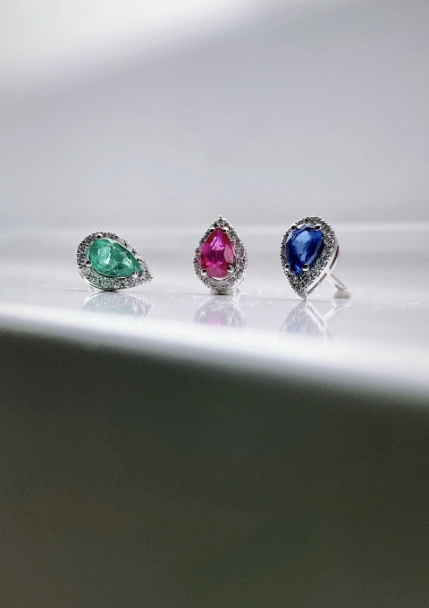 Boucles d'oreilles VIVA-LA-VIDA or blanc 18K avec rubis.