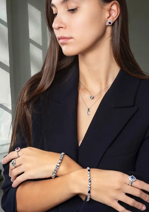 Pulsera riviêre BLUE LUMIÈRE en oro blanco 18K con diamantes y zafiros azules|Pulseras|Godiam Alta Joyería