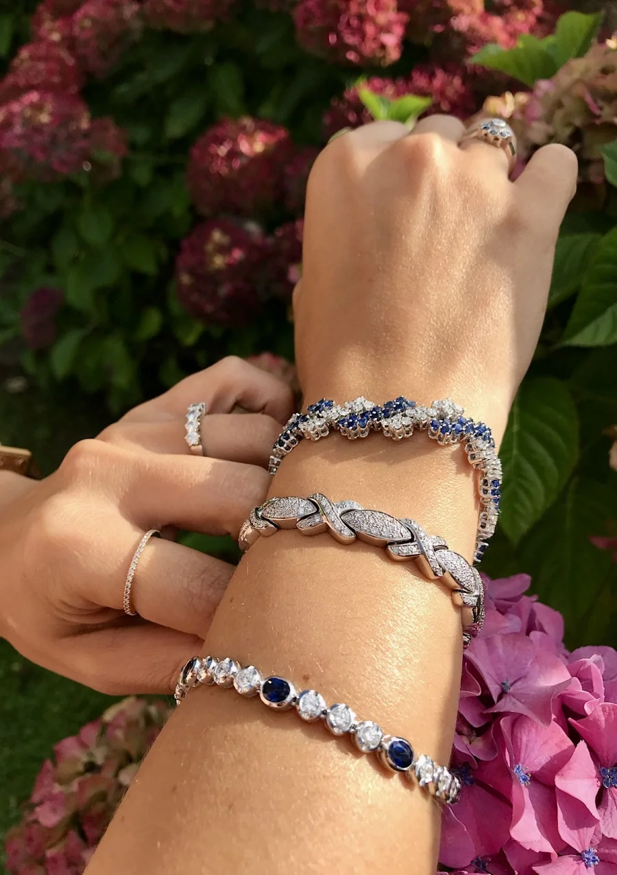 Bracelet BLUE LUMIÈRE or blanc 18K avec diamants et saphirs.