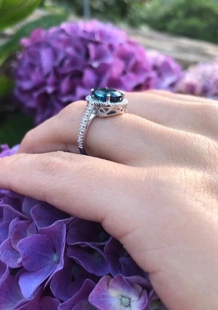 Anillo ELSA en oro blanco de 18K con halo de diamantes y topacio London Blue|Anillos con Otras Gemas Naturales|Godiam Alta Joyería