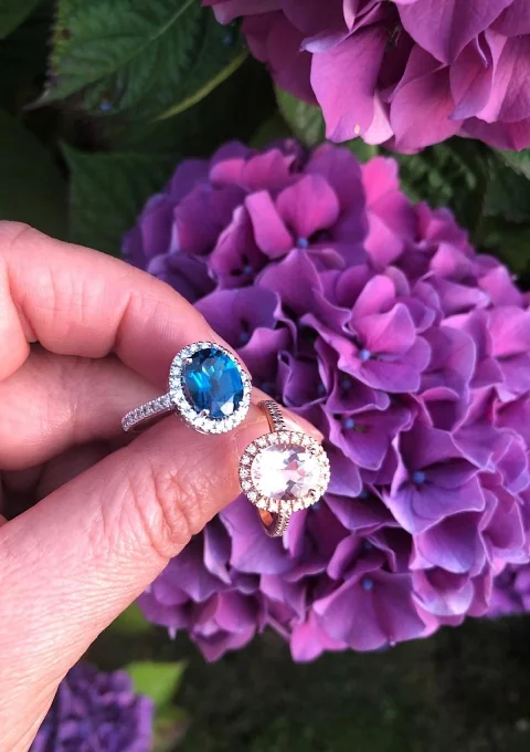 Bague ELSA en or blanc 18K avec diamants et de topaze.