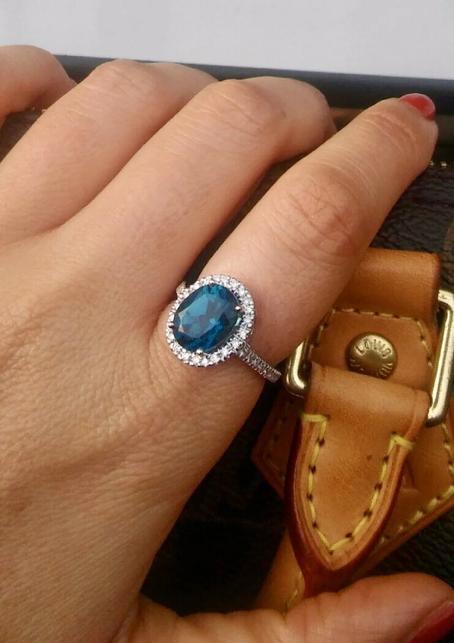 Anillo ELSA en oro blanco de 18K con halo de diamantes y topacio London Blue|Anillos con Otras Gemas Naturales|Godiam Alta Joyería