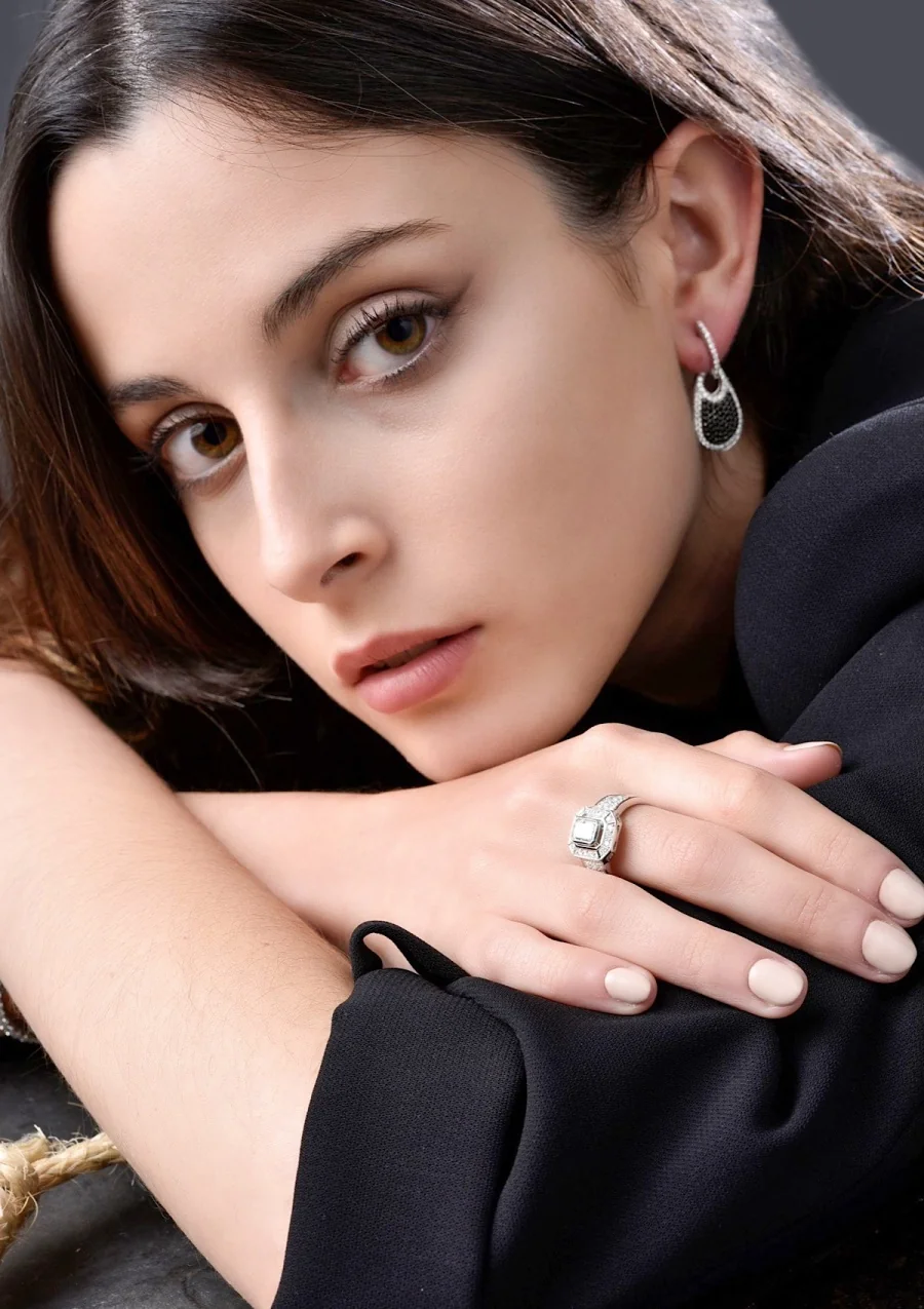 Pendientes desmontables CELINE en oro blanco de 18K con pavé de diamantes negros y blancos|Pendientes Desmontables|Godiam Alta Joyería