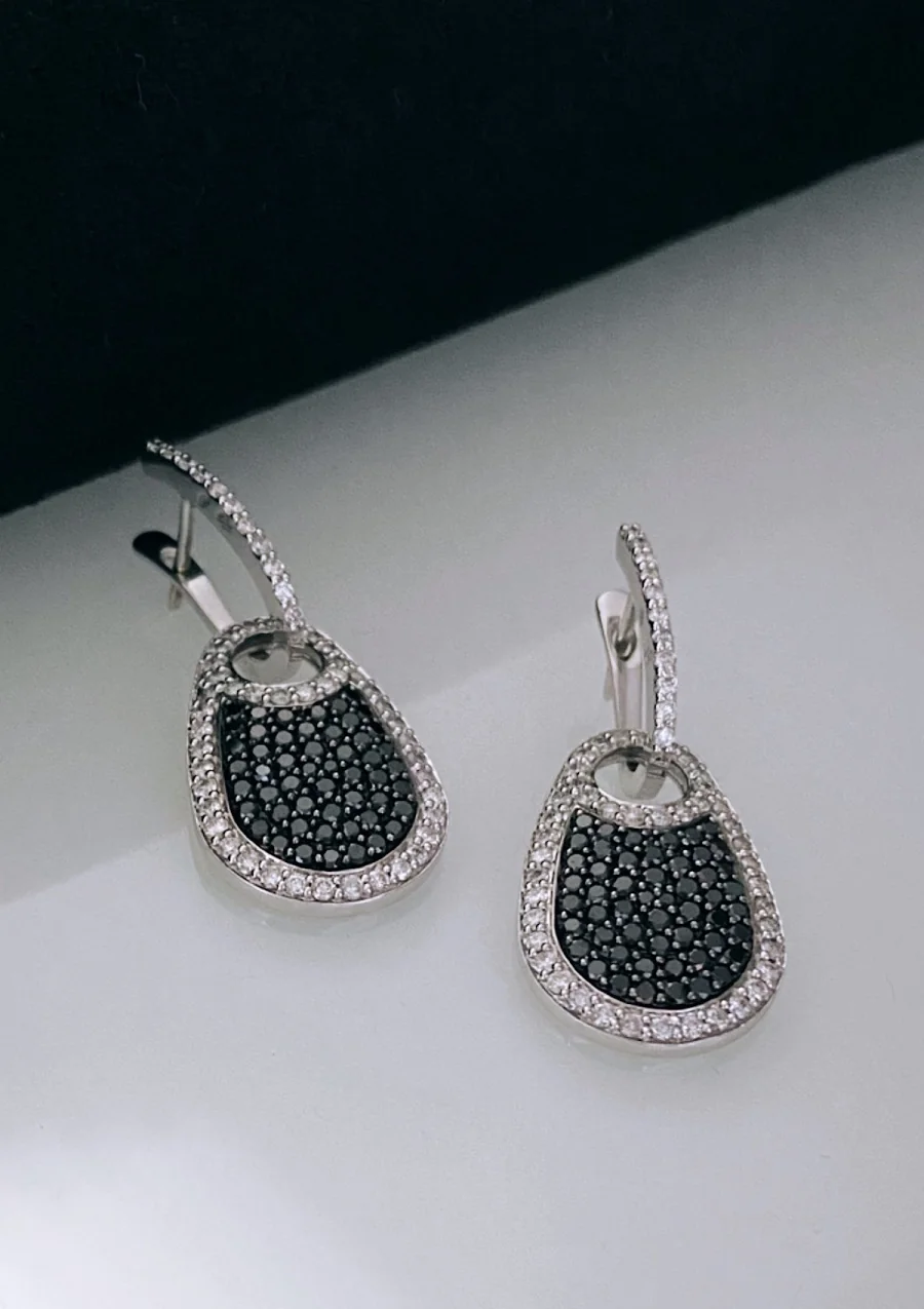 Pendientes desmontables CELINE en oro blanco de 18K con pavé de diamantes negros y blancos|Pendientes Desmontables|Godiam Alta Joyería