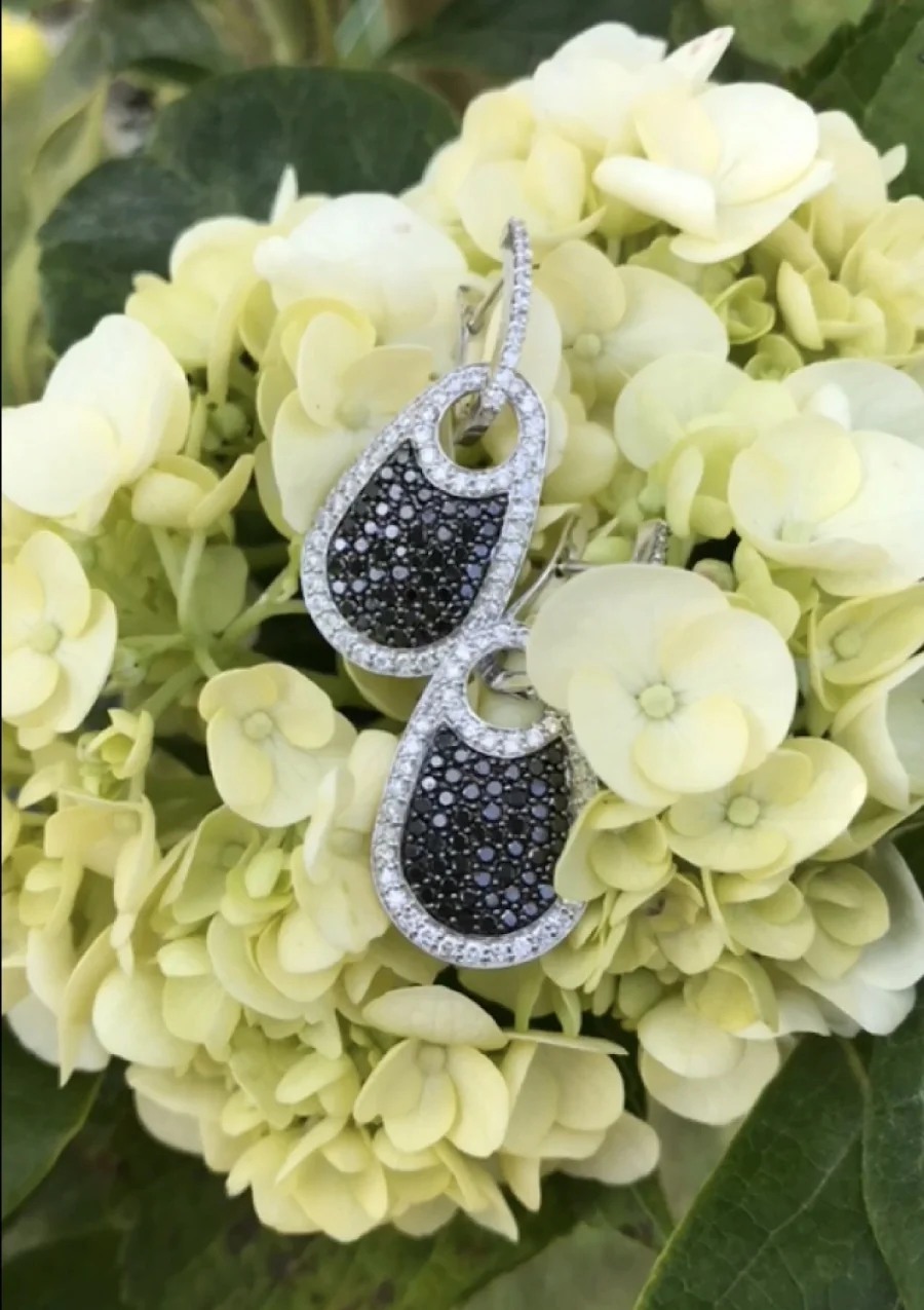 Pendientes CELINE en oro blanco de 18K con pavé de diamantes B&W